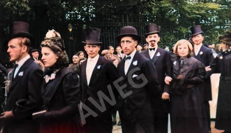 met hoge hoed : Jef van bot Tistje ??? 3de man van links : Frans Dierckx, gemeentewerker en melkboer