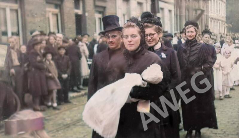 de derde dame is Julia Vanherck, dochter van Marie  Van Kneukelen en vader was Wit Van Poentjen (Postel Werft)