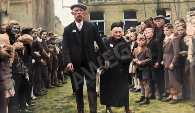 het koppel gaat de kerk binnen, eerste man van rechts met klak is nen Heiman