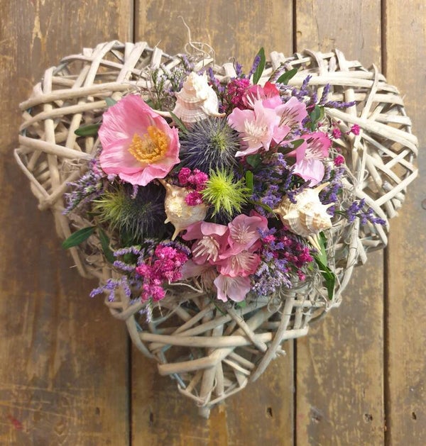 Hart met kunstbloemen