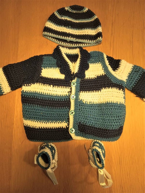 Babyjäcken, Mütze und Schühchen