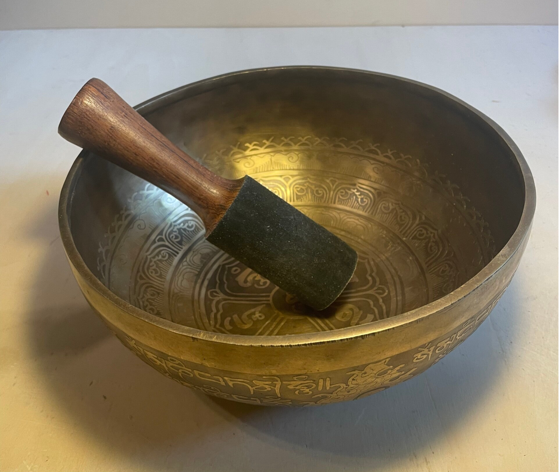 Tibetische Klangschale mit Mantra-Gravur und buddhistischen Symbolen 25cm