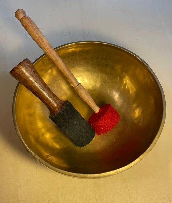 Handgearbeitete Klangschale mit lang anhaltendem Ton aus Nepal 26 cm