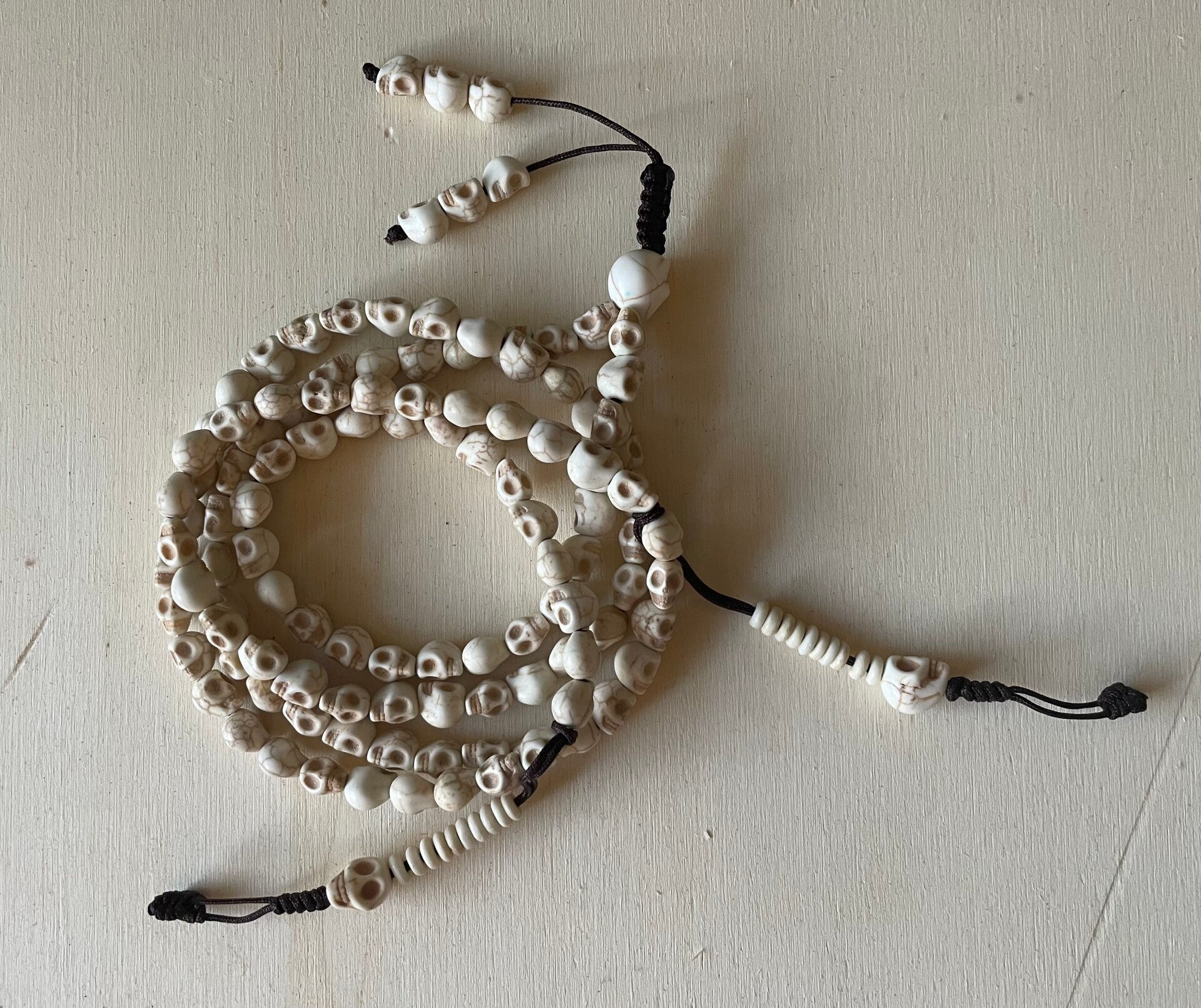 💀 Traditionelle Mala mit Totenkopf-Perlen – 108 Perlen mit Zähler und Tasche