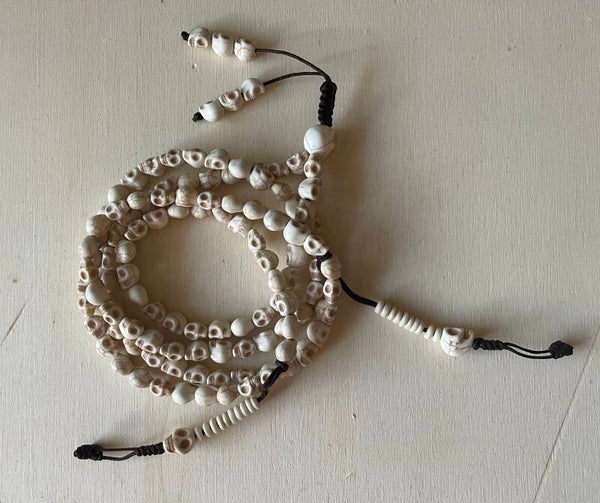 💀 Traditionelle Mala mit Totenkopf-Perlen – 108 Perlen mit Zähler und Tasche