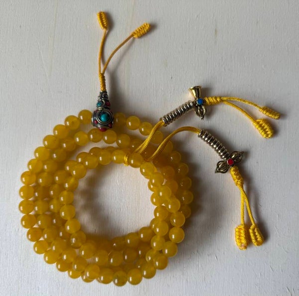 Gelbe Jade Mala – Klarheit, Ausgleich & innere Stärke mit Zähler und Tasche - Metal- Guru-Perle