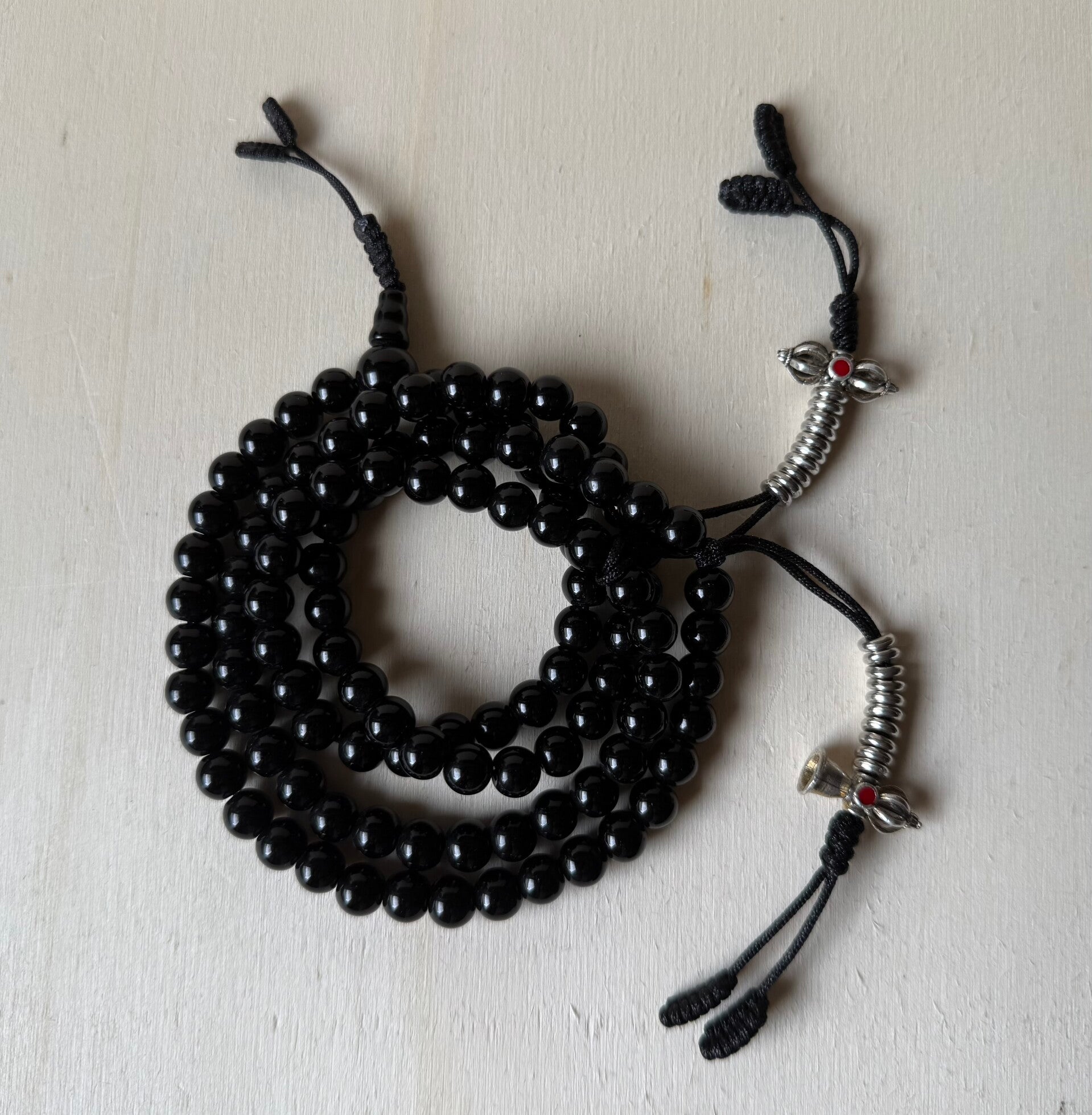 Schwarzer Onyx Mala – 108 Perlen | Mit Zähler & Tasche | Handgefertigt in Nepal