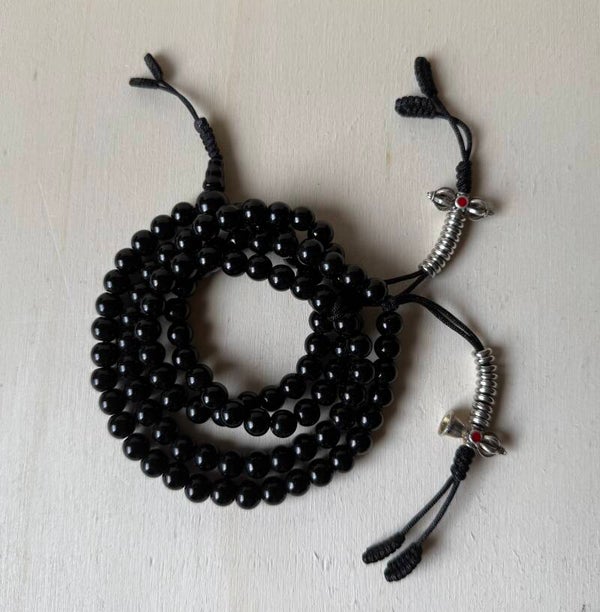 Schwarzer Onyx Mala – 108 Perlen | Mit Zähler & Tasche | Handgefertigt in Nepal