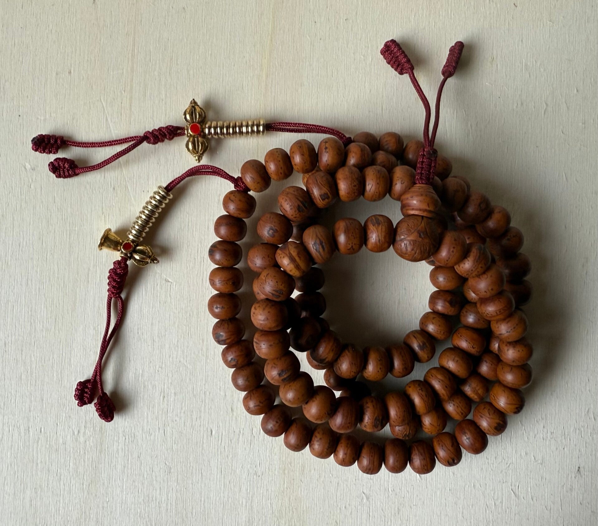 Bodhi Mala – 108 Perlen | mit Zähler und Tasche  | Handgefertigt in Nepal