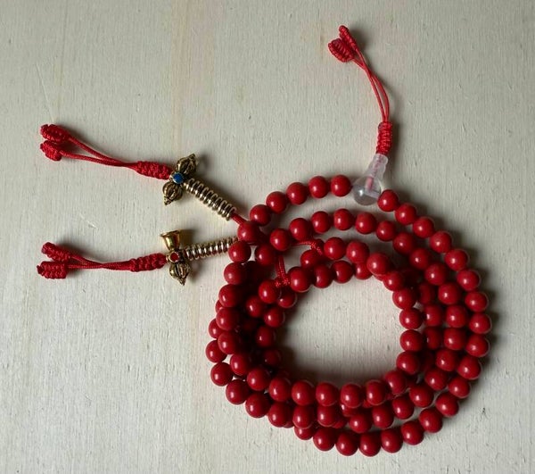 Rote Korallen-Mala – Kraft, Schutz & Lebenskraft - mit Zähler und Tasche - Bergkristal-Guru-Perle
