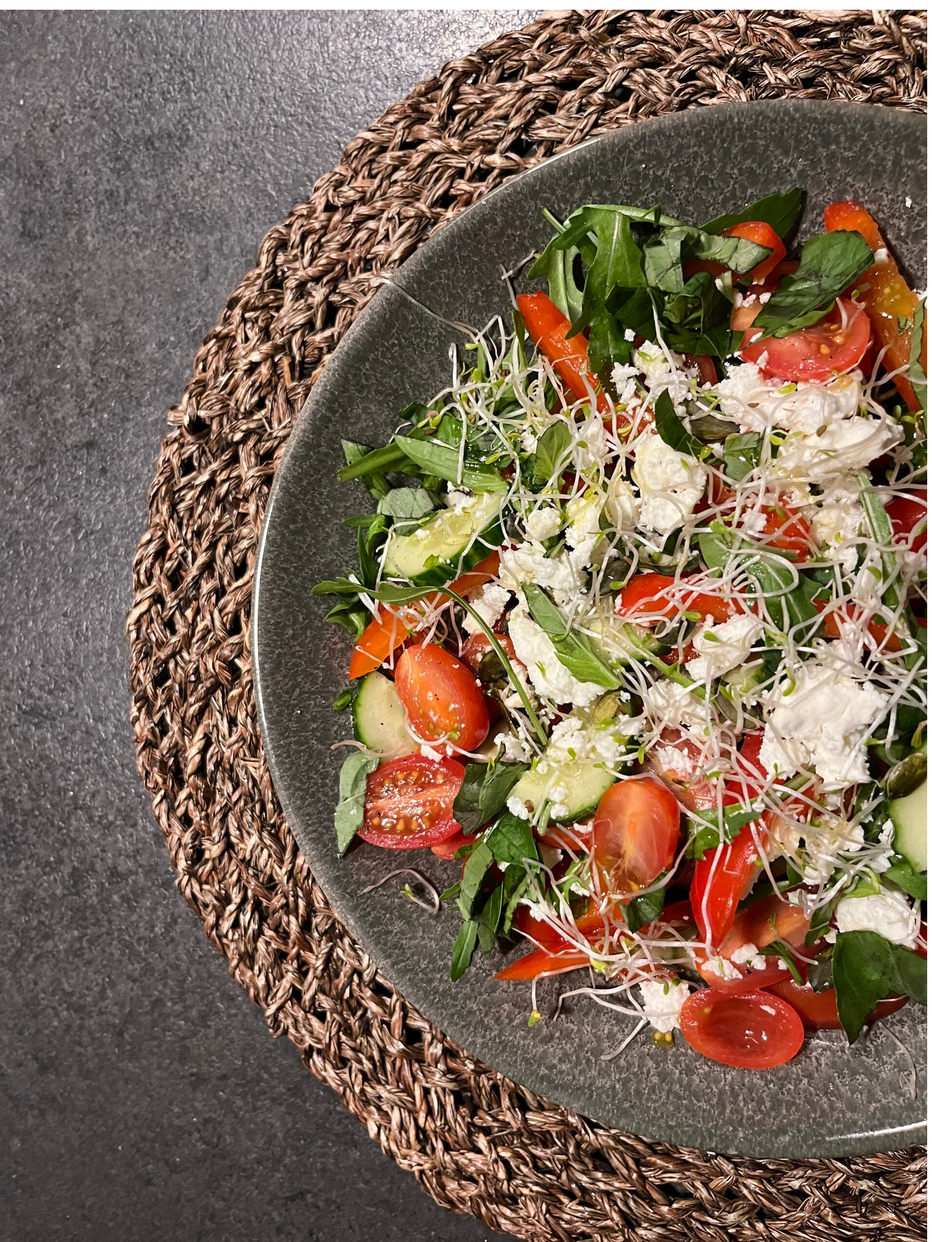 salade met romatomaatjes, komkommer en alfalfa