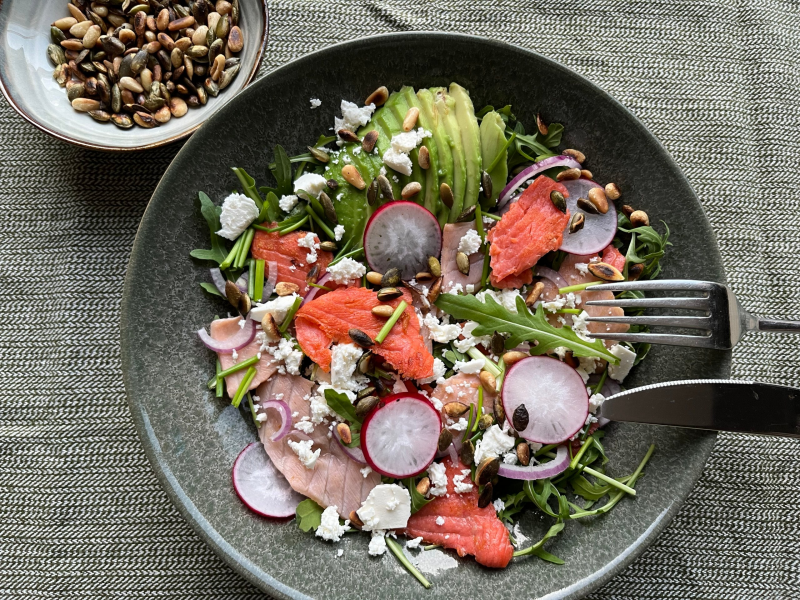 zalmsalade met avocado, radijs en feta 