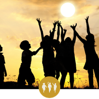 Kinder spielen gemeinsam und erleben unbeschwerte Momente voller Freude, Fantasie und Gemeinschaft.