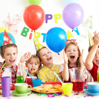 Kinder feiern gemeinsam einen fröhlichen Geburtstag mit Luftballons und Kuchen – Szene aus der Leseprobe von Emmas Tagebuch.