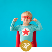 Kind im Superheldenkostüm symbolisiert Mut, Fantasie und den Glauben an die eigenen Stärken.