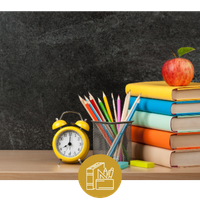 Bücher, Buntstifte und Schultafel stehen für Lernen, Kreativität und die Freude am Lesen von Kinderbüchern.