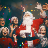 Kinder erleben gemeinsam mit dem Weihnachtsmann einen magischen Weihnachtsmoment voller Freude und Überraschungen.