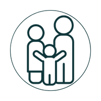 Minimalistisches Linien-Icon mit zwei Erwachsenen und einem Kind innerhalb eines Kreises. Symbol für Familie, Verbundenheit, Geborgenheit und gemeinsame Entwicklung.