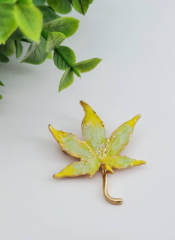 Broche " Feuille jaune "