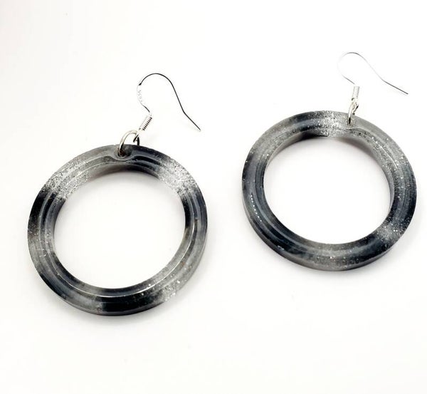 Boucles " Créoles résine noires et blanches "