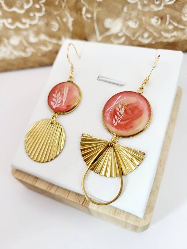 Boucles " asymétriques dorées couleur corail "