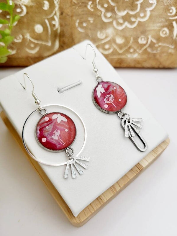 Boucles " asymétriques roses fleur blanche "