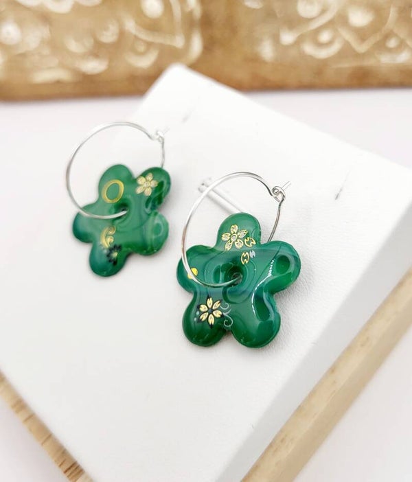 Boucles " Créoles fleuries résine vertes "
