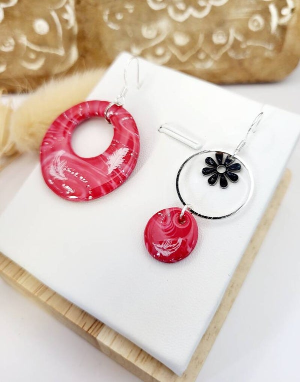 Boucles " Créoles polymère fuschias feuille blanche "