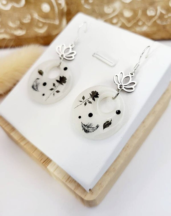 Boucles " Créoles blanches fleuries noires "