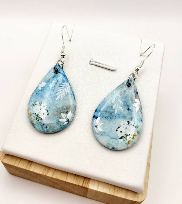 Boucles " fimo blanche peintes bleues gouttes fleuries "