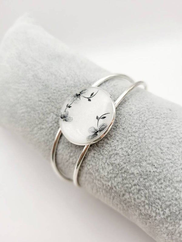 Bracelet jonc " blanc argenté fleuri "