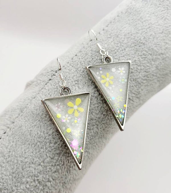 Boucles " triangulaires blanches fleuries "