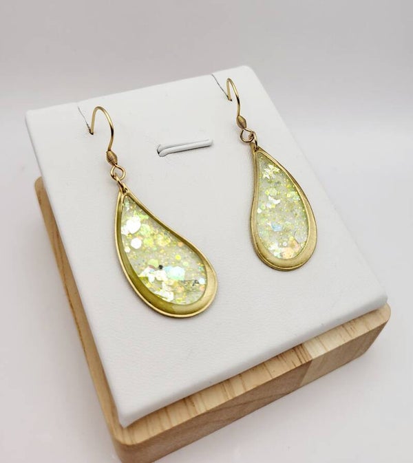 Boucles " Gouttes en laiton pailletées jaunes"