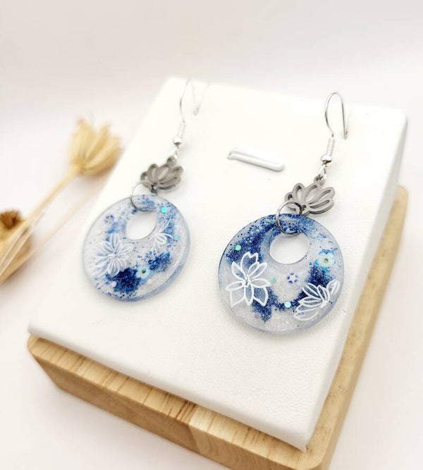 Boucles " Créoles bleues et blanches fleuries "