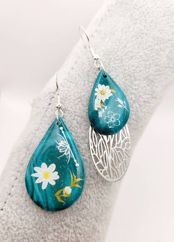 Boucles " Gouttes turquoises asymétriques fleuries "