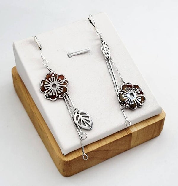 Boucles " Fleurs brunes asymétriques "