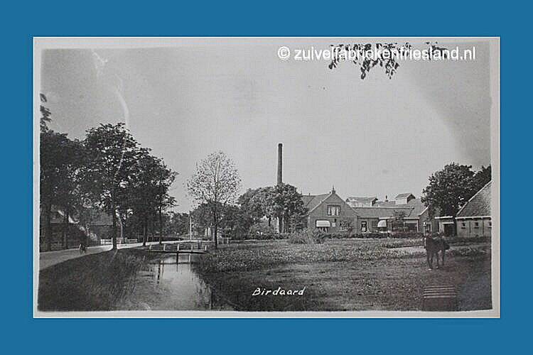 Ansichtkaart zuivelfabriek Birdaard in dorpsgezicht 1942