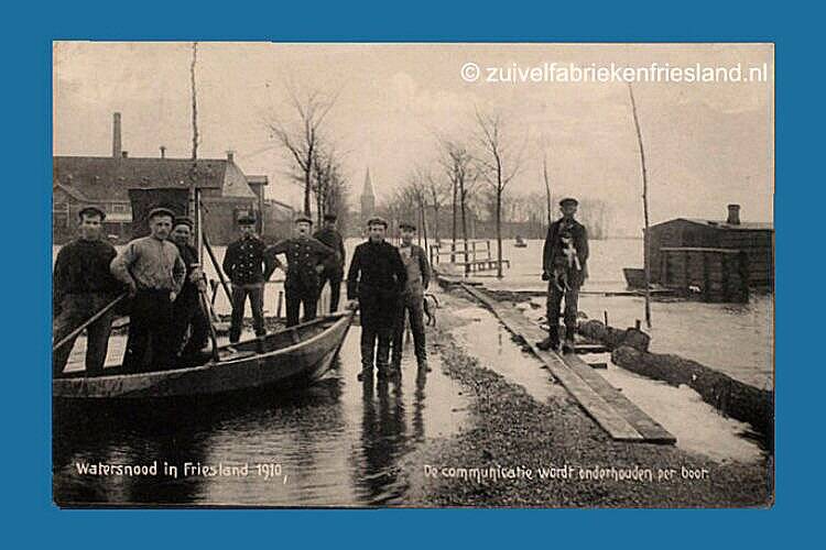 Briefkaart zuivelfabriek Warga tijdens watersnood in Friesland 1910