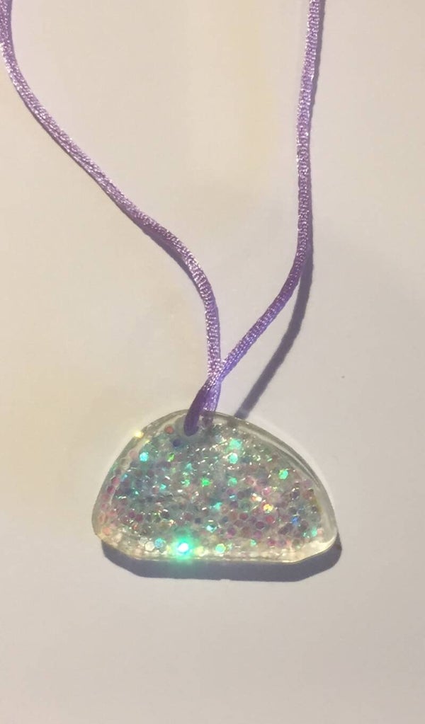 Handgemaakte hanger + toebehorende koord ( Dionys design 4)