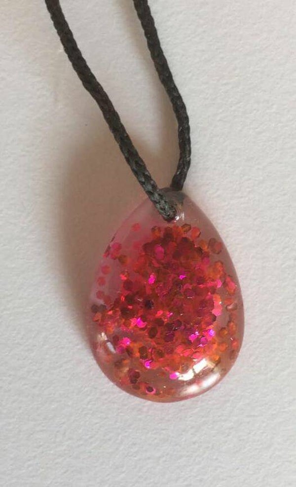 Handgemaakte hanger + toebehorende koord ( Dionys design 10)