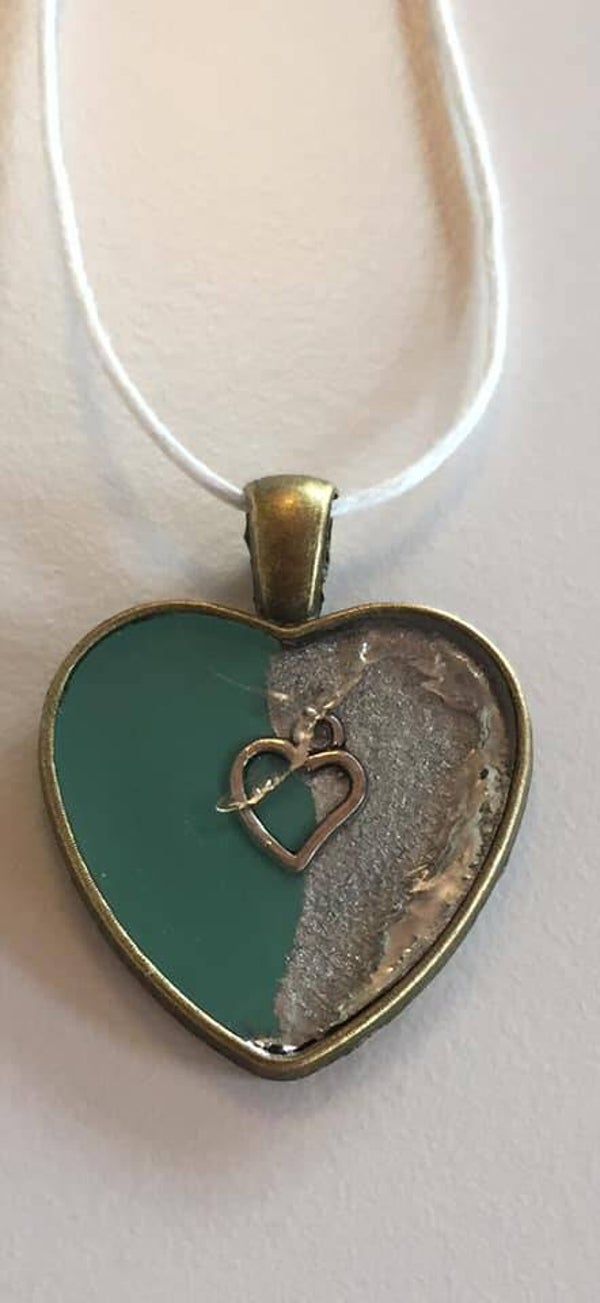 Handgemaakte hanger + toebehorende koord ( Dionys design 57)