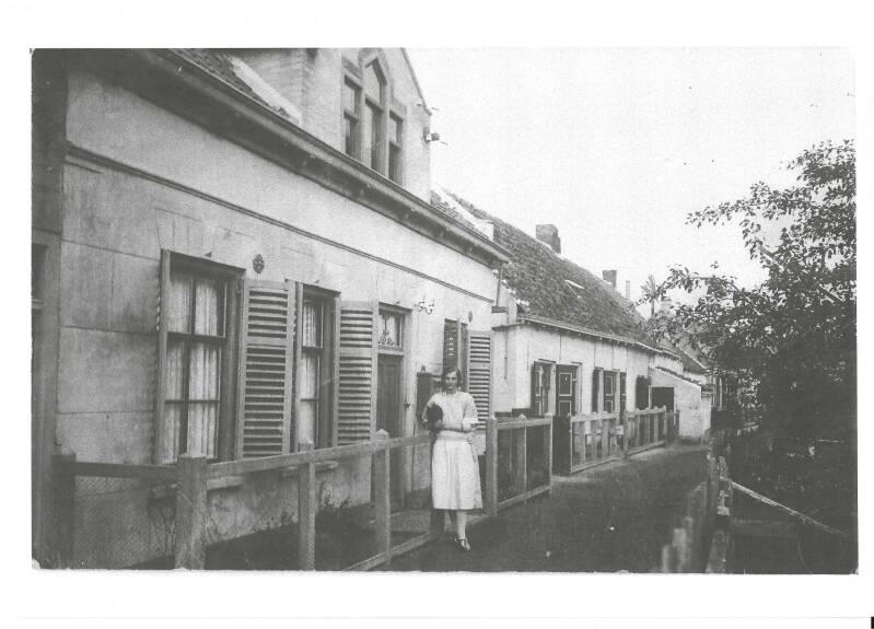 Woning in de Havenstraat Burg  foto: Adriaantje Johanna van der Klooster, dochter van Nelis en Lena.