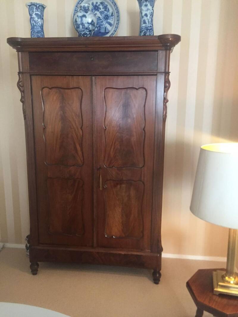 Foto: Eikenhouten linnenkast met embleem uit het vierde fonds van Robin.