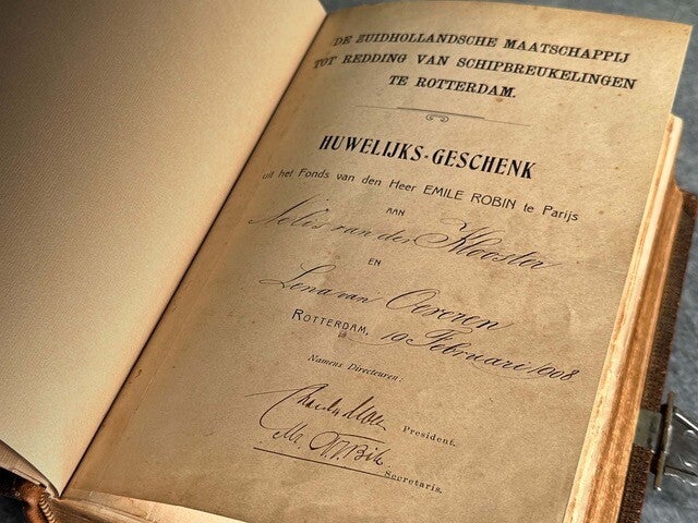 Foto: Huwelijksbijbel ontvangen uit het fonds van EMILE ROBIN te Parijs