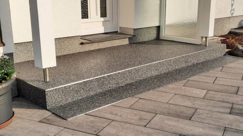 Podest mit Steinteppich verlegt