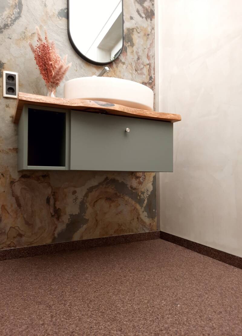 fugenlose Wandgestalltung mit Mikrozement, Boden mit Steinteppich verlegt, Steinfurnier Naturstein dünn 