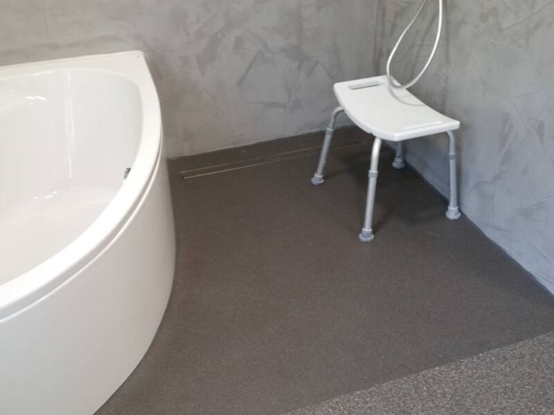 Begehbare Dusche Steinteppich Quarzkiesboden fugenlos 