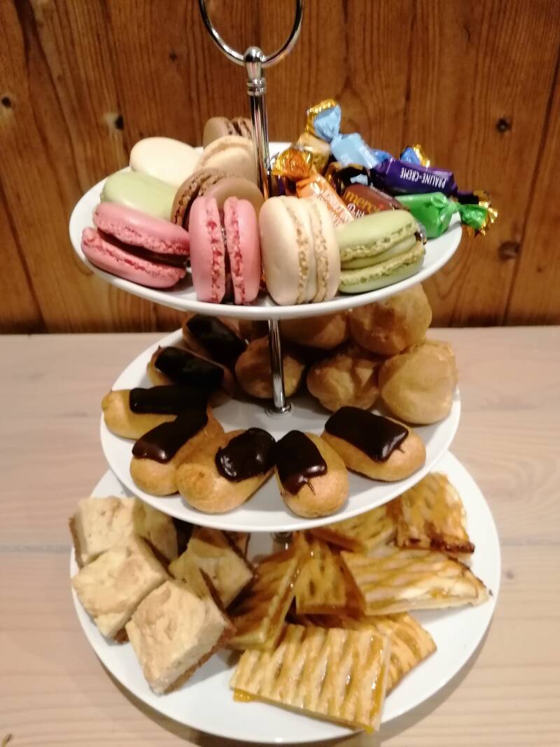 Gevulde partytoren bestaande uit 3 lagen in wit porselein