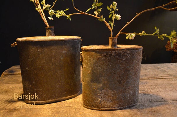 koppel oude metalen waterkruiken uit India