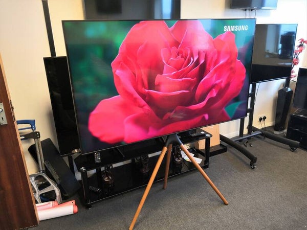 SAMSUNG QE65Q60TAUXXU 65" Smart 4K Ultra HD HDR QLED TV with Bixby, Alexa & Google Assistant  - mounted on tripod easel stand